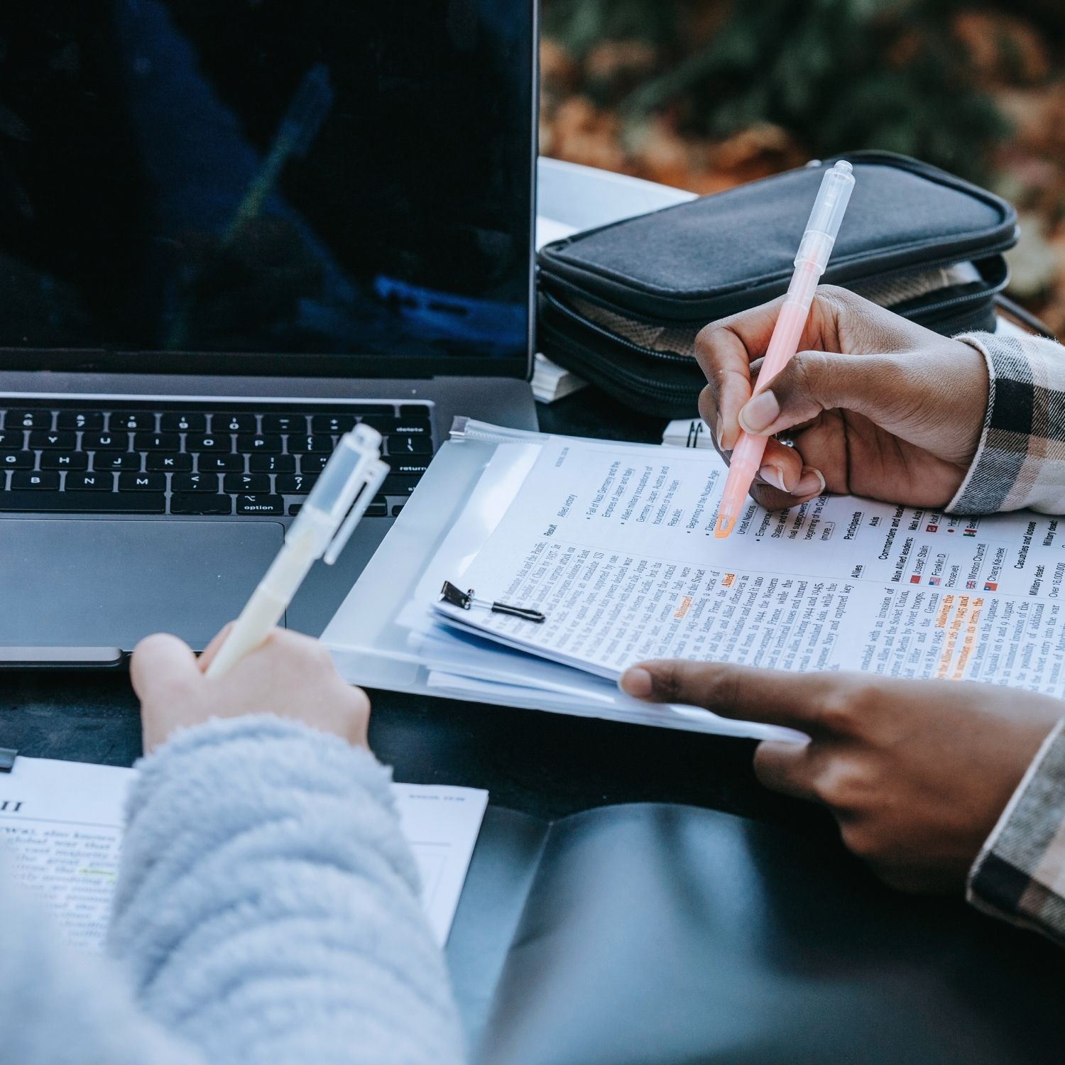 Étudiant relisant un cours annoté au Cours Accès avec un ordinateur portable